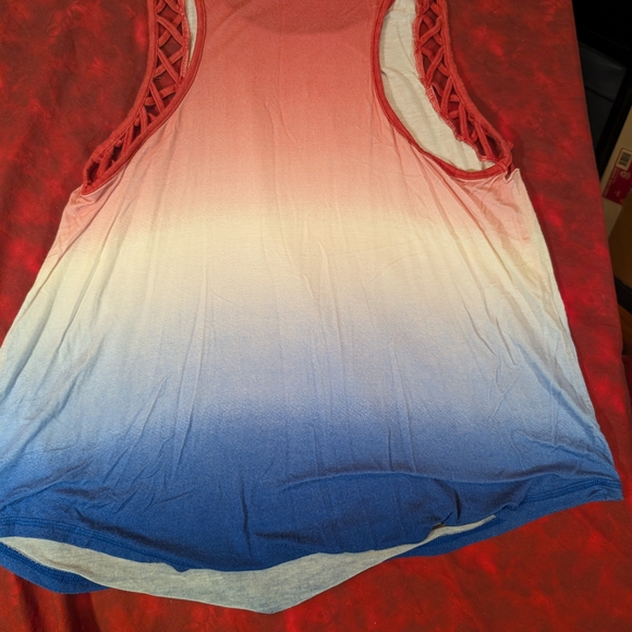 Gradient Sleeveless Top - Picture 3 of 3